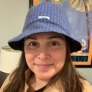 Malo reversible bucket/rain hat. Black with blue and grey houndstooth interior.